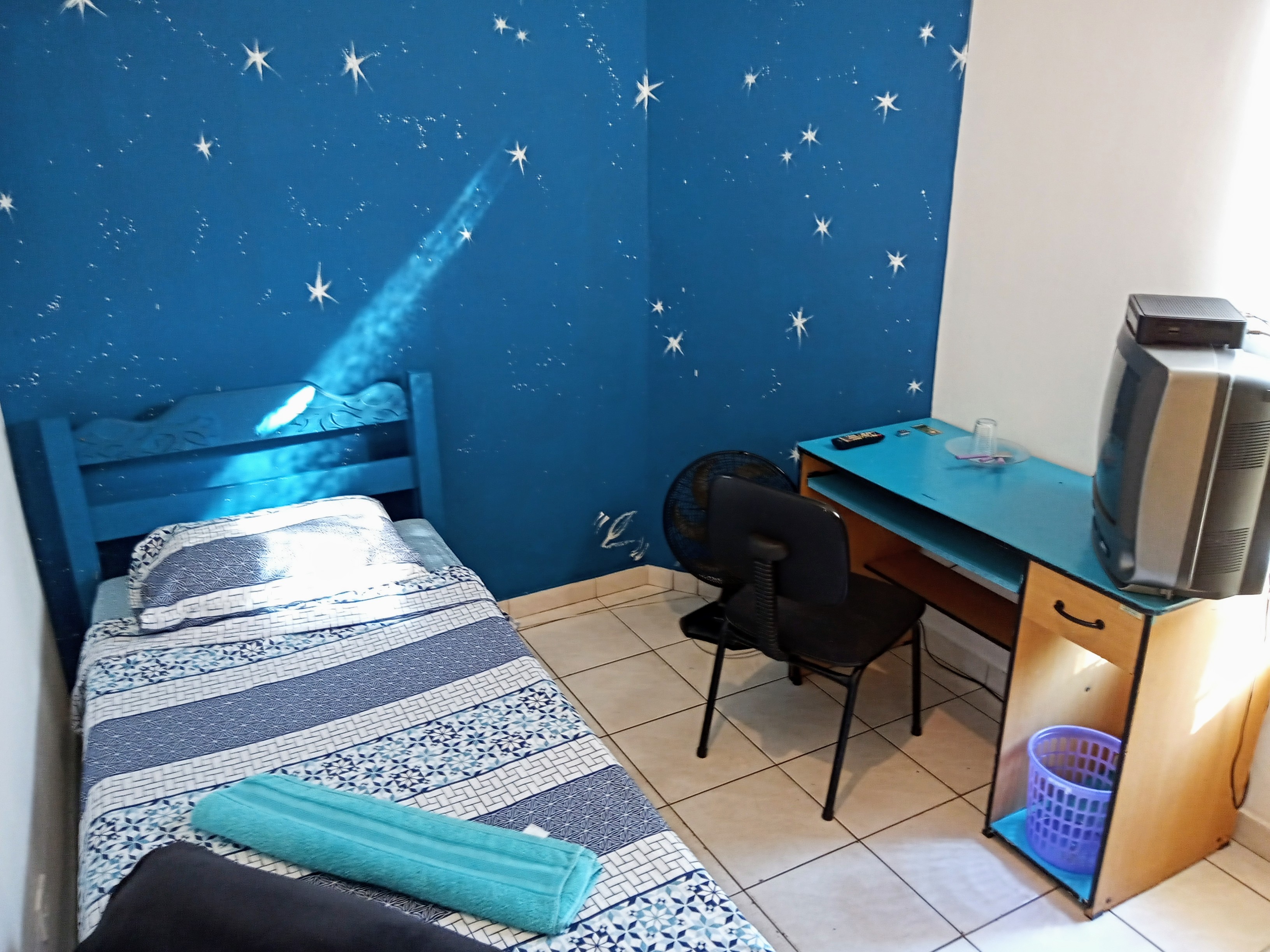 Quarto com Escritorio, Wi-Fi, TV e Ventilador