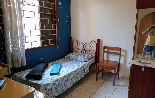 Quarto Individual c/ Escritorio, TV e Ventilador