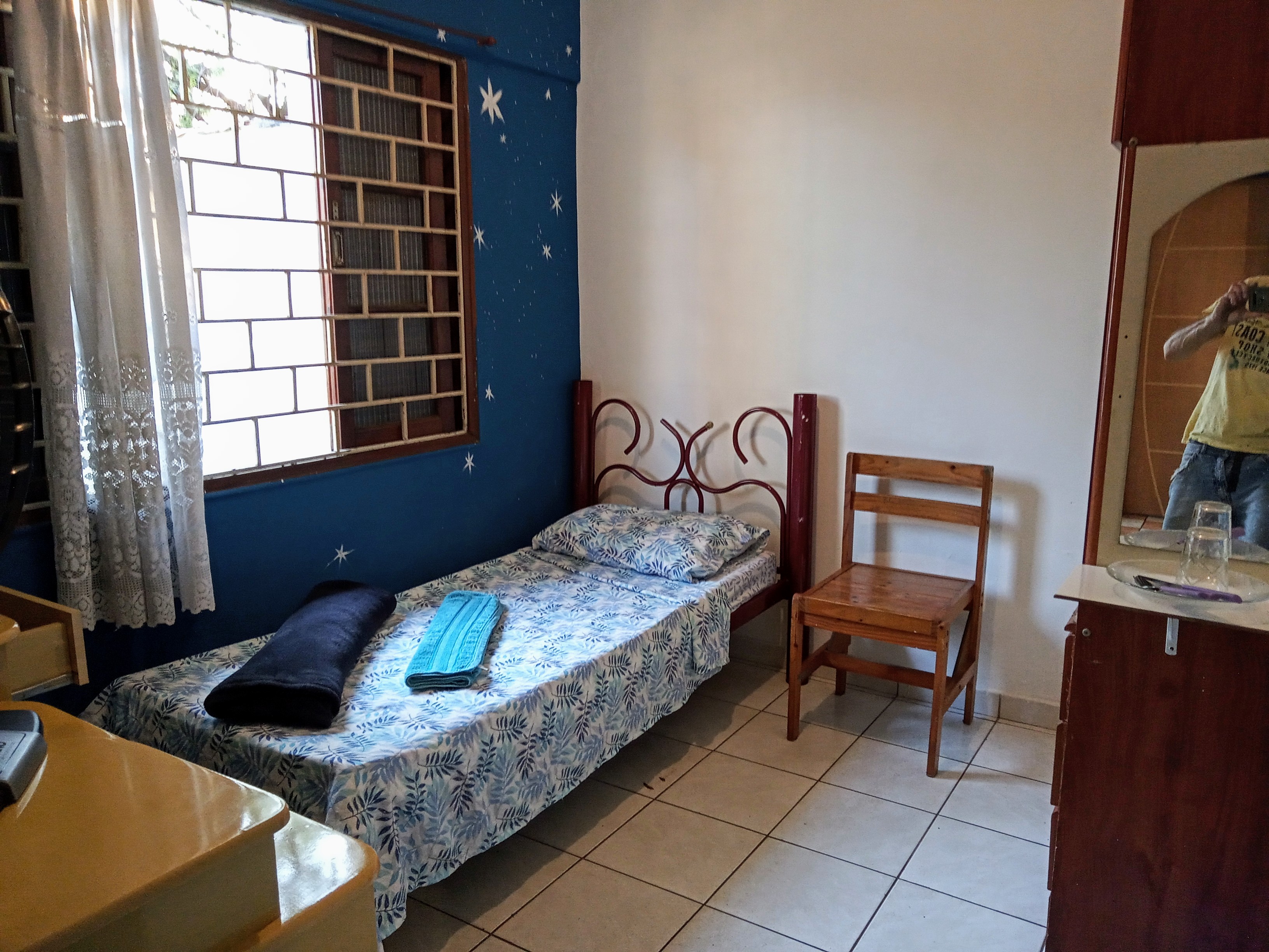 Quarto Individual c/ Escritorio, TV e Ventilador