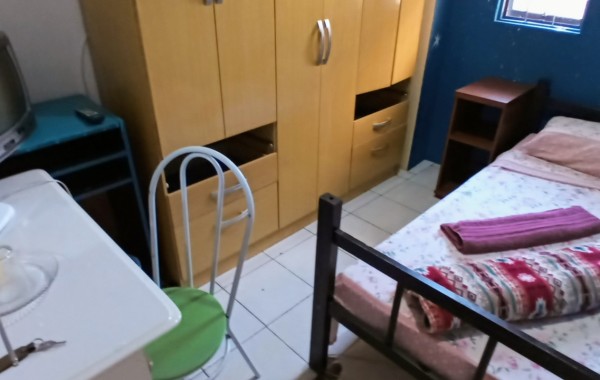 Quarto Individual c/ Escritório TV Digital e Ventilador