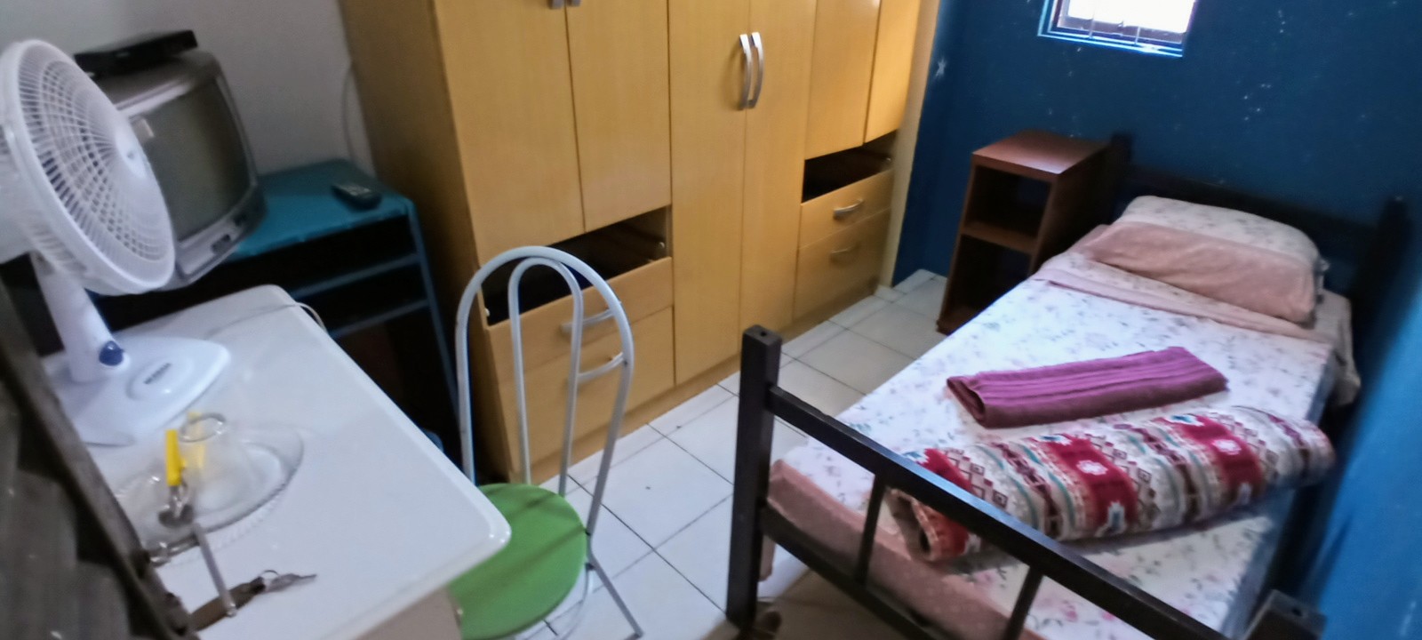 Quarto Individual c/ Escritório TV Digital e Ventilador
